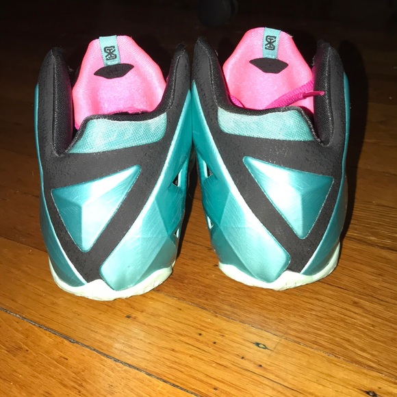 💫Lebrons 11 “South Beach” Colorway Size: 6Y💫 - Picture 4 of 5